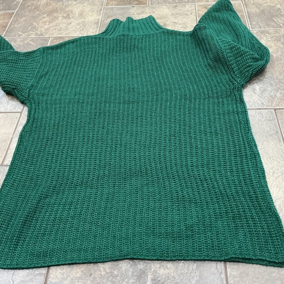 💰Bundle and save lots💰 Forest Green Turtleneck Sweater for Women - Picture 5 of 5